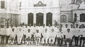 เจ้าพระยาธรรมศักดิ์มนตรี อาจารย์ และนักเรียนยันตรศึกษา ถ่ายภาพหมู่หน้าโรงเรียน