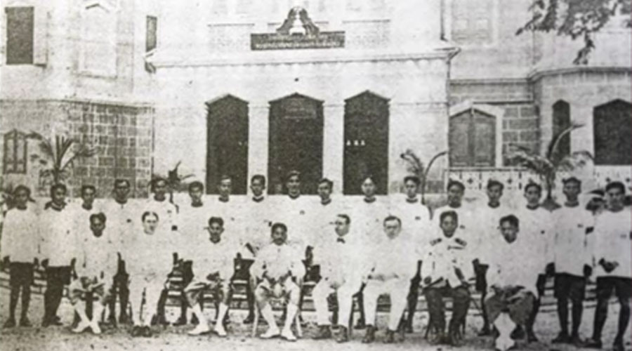 เจ้าพระยาธรรมศักดิ์มนตรี อาจารย์ และนักเรียนยันตรศึกษา ถ่ายภาพหมู่หน้าโรงเรียน