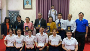 กรรมการมูลนิธิเจ้าพระยาธรรมศักดิ์มนตรีถ่ายภาพร่วมกับผู้บริหารและนิสิตคณะครูศาสตร์ จุฬาลงกรณ์มหาวิทยาลัย
