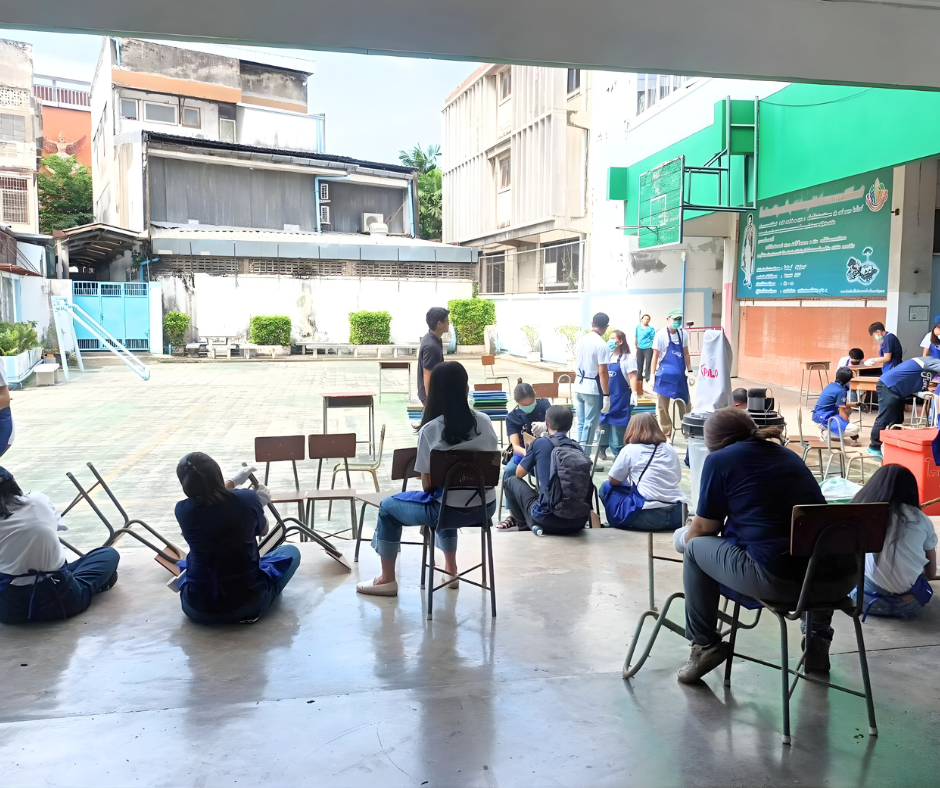 ผู้คนและโต๊ะเก้าอี้เด็กนักเรียน